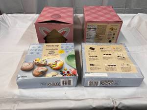 lot 361 image: 4 Easter Decorting Kits