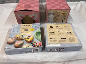 lot 362 image: 4 Easter Decorting Kits