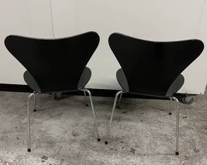 lot 31 image: WOW Lot of 2 Mid Century Danish Modern&nbspArne Jacobsen for Fritz Hansen Labeled On Bottom Year 1994 Made In Denmark&nbspSeries 7 Chrome Leg Chair - Black - Very Light Wear To Both Chairs - Fabulous None The Less