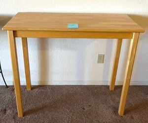 Solid Wood AccentConsole Table in Good Condition (42 W x 18 D x 35 T)