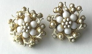 Beautiful Vintage 1 Clip On Earrings