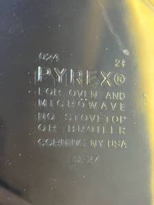 Pyrex D-27 Covered Baking Casserole Dish in Nice Condition