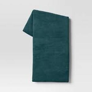 lot 137 image: Solid Plush Throw Blanket-Teal