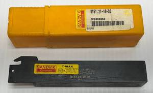 lot 128 image: Sandvix R151.21-16-30 T-Max Q-Cut Shank Tool For Parting And Grooving