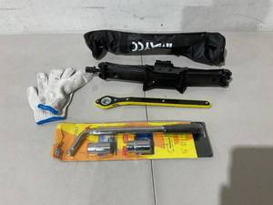 lot 353 image: Tire Change Kit