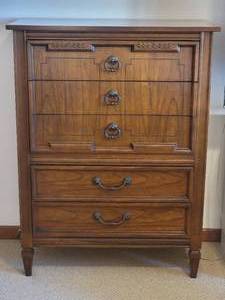 lot 68B image: Classic Vintage Dixie 5-Drawer Dresser