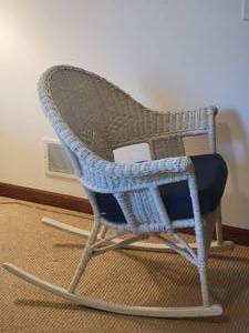 lot 137 image: Relaxing Vintage White Wicker Rocking Chair