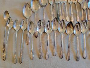 lot 26 image: Glistening Vintage Silver Plate Flatware Service by William A. Rogers (58)