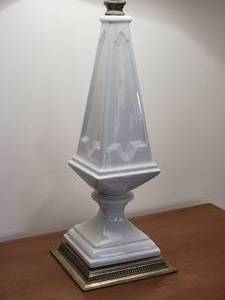 lot 122 image: Elegant Eggshell White Porcelain Table Lamp