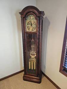 lot 3 image: Stunning Howard Miller Grandfather Clock