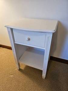 lot 91 image: Charming Single-Drawer Nightstand