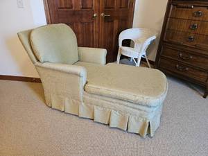 lot 51 image: Cute Pastel Green Chaise Lounge