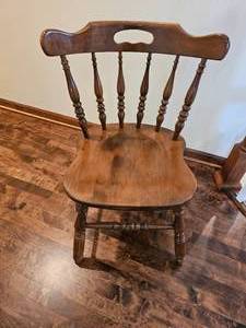 lot 43 image: Classic American Spindle Chair