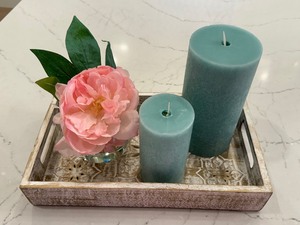 lot 20 image: Lovely Home Decor Grouping