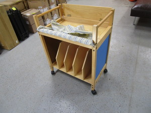 lot 17 image: Rolling Storage Cart wEasel 18x25x34