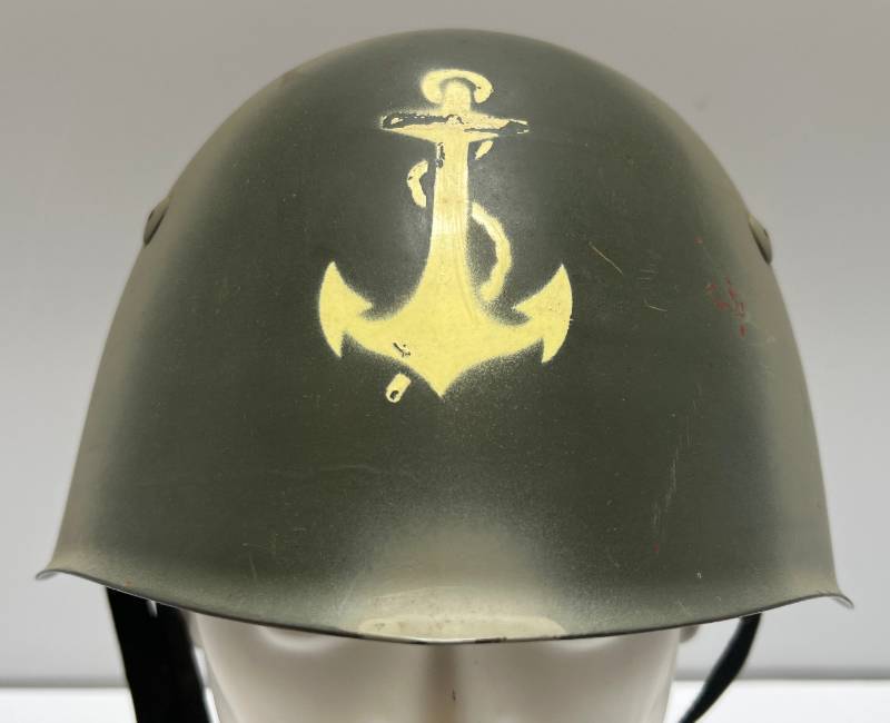 lot 2 image: Vintage Italian Navy T 33 Helmet With liner