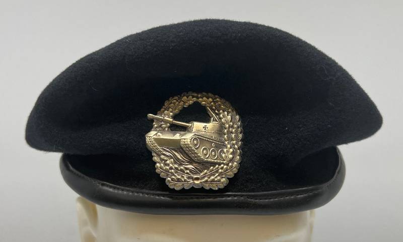 lot 29 image: WWII Tanker Beret