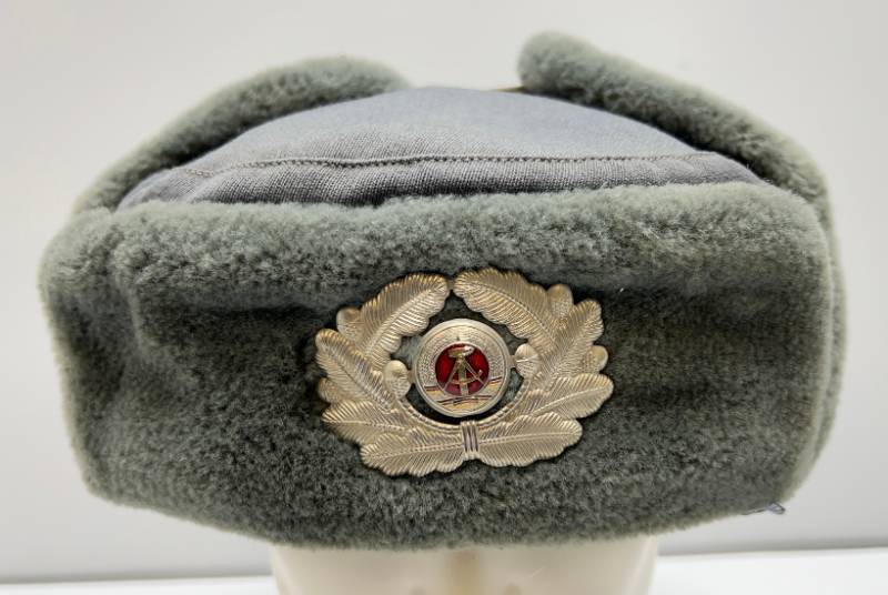 lot 100 image: Army Officer Military Winter Hat