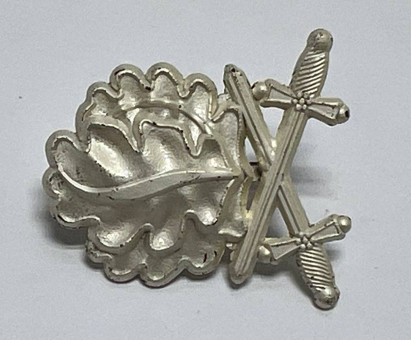 lot 135 image: Oak Leaves  Insignia (Reproduction)