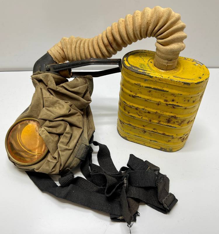 lot 68 image: WWI U.S. Gas Mask