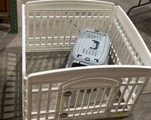 lot 224 image: Pet Items