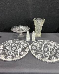 lot 1367 image: ANCHOR HOCKING LOT 2 STAR OF DAVID SERVING PLATTERS, PEDESTAL CAKE STAND, SALT & PEPPER AND VASE