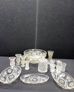lot 1371 image: TWO LARGE SERVING BOWLS, 3 SERVING TRAYS, BUD VASES, TOOTH PICK HOLDERS LOT