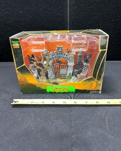 lot 1374 image: NOS LEMAX SPOOKY TOWN CEMETERY GATE TABLE ACCENT 2004