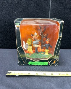lot 1375 image: NOS LEMAX SPOOKY TOWN CROSSROADS TABLE ACCENT 2007