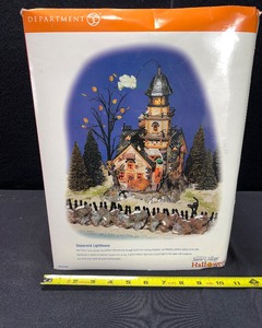 lot 1377 image: DEPT 56 SNOW VILLAGE HALLOWEEN SERIES SHIP WRECK LIGHT HOUSE 2001