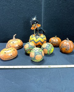 lot 1385 image: VARIOUS PUMPKIN DECORATIONS CERAMIC, WOOD AND CLOTH.