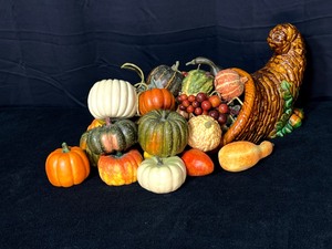 lot 1504 image: Filled Ceramic Cornucopia Decor