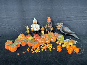 lot 1387 image: Halloween DecorationsTree Decor