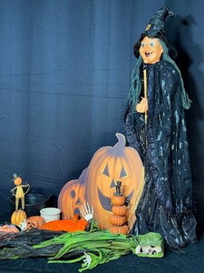 lot 1388 image: Halloween Decorations