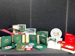 lot 1519 image: LONGABERGER ORNAMENT LOT