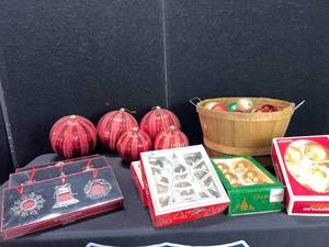 lot 1521 image: WOOD BASKET WITH CHRISTMAS BALLS, VARIOUS OTHER CHRISTMAS ORNAMENTS IN BOXES