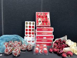 lot 1532 image: CHRISTMAS ORNAMENTS LOT