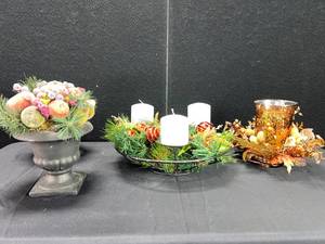 lot 1536 image: HOLIDAY TABLE DECOR