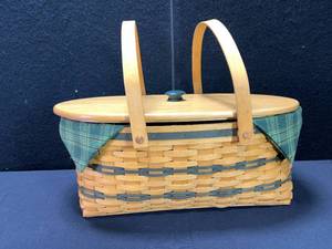 lot 1550 image: LONGERBERGER LARGE BASKET WITH DIVIDERS