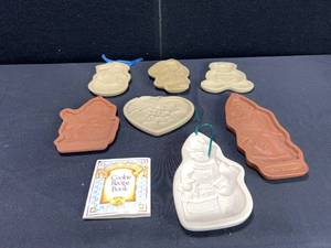 lot 1552 image: MIXED LOT OF COOKIE POTTERY MOLDS, BROWN BAG, PAMPERED CHEF AND LONGABERGER.