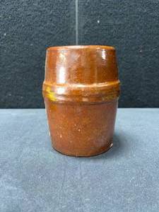 lot 1557 image: REDWING SLIP BROWN STONEWARE BARREL
