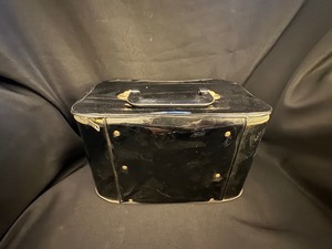 lot 89 image: 1963 Barbie and Midge Travel Pals Carrying Case