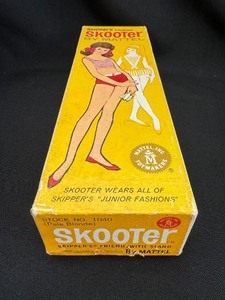 lot 148 image: Barbie Vintage Blonde Straight Leg Scooter Doll WBOX 1040 Pale Blonde.