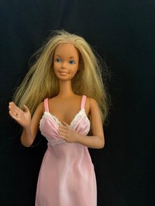 lot 225 image: 1976 Supersize Barbie. 18 tall.