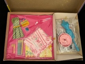 lot 254 image: Barbie and Francie Color Magic Fashion Designer Set 1965