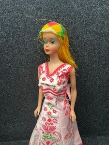 lot 313 image: Vintage Barbie-FranceColor Magic Fashion Designer.
