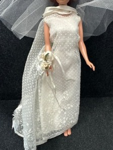 lot 322 image: Vintage Midge Barbie Best Friend Doll - Mattel RARE Wedding Dress Outfit.