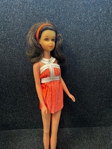 lot 327 image: Barbie Vintage Brunette No Bangs Twist & Turn Francie Doll WOriginal Outfit.