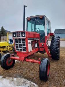 lot 2 image: 1978 IHC International Farm Tractor