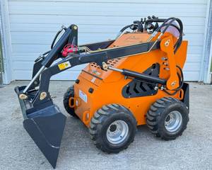 lot 15 image: Landhero Mini Skid Steer Loader